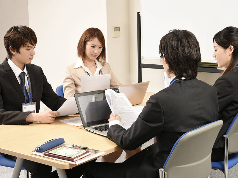 法人様・企業様それぞれに最適なご提案をするために打ち合わせするドリームソリューションの様子