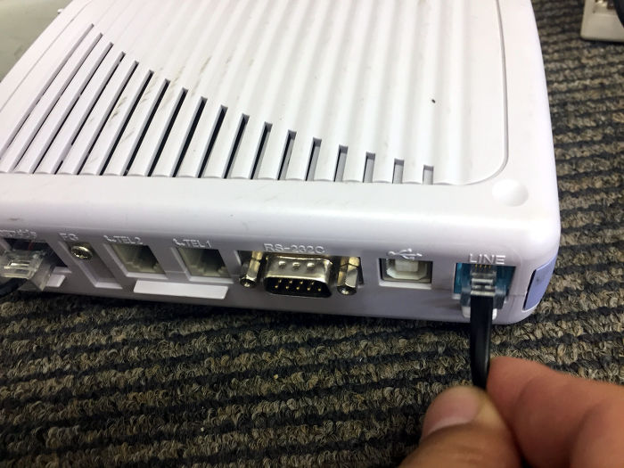 LINE（外線）にISDN64回線を差し込みます