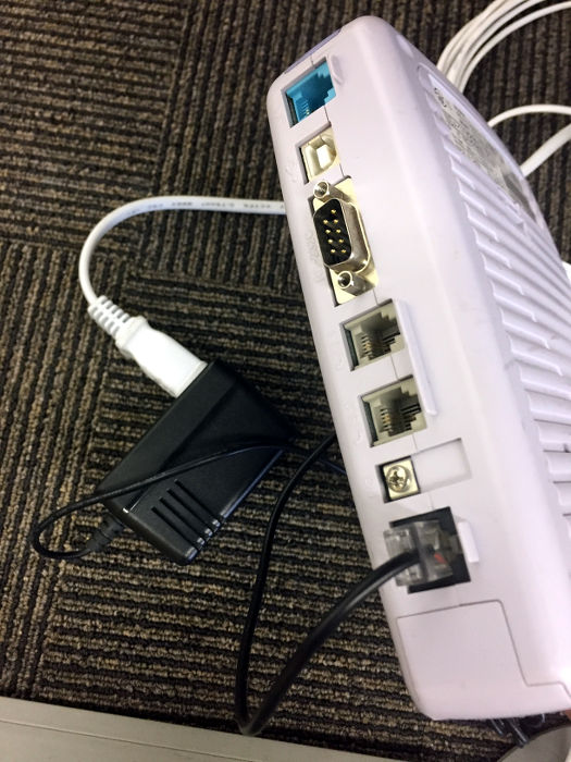 ターミナルアダプターに電源を差し込みます