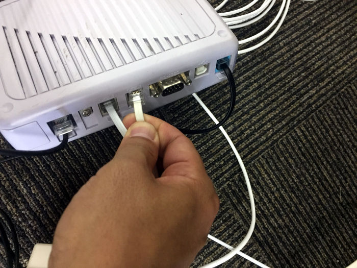 TEL１ポート、TEL2ポート（内線）に接続します