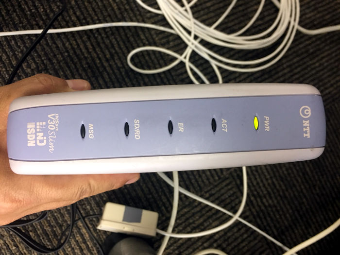 前面のランプのPWRが点灯します