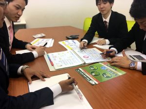 法人様・企業様それぞれに最適なご提案をするために打ち合わせするドリームソリューションの様子
